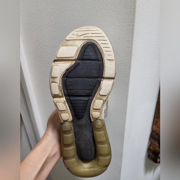 Well Worn Nike Women's Air Max 270 in White and Black - Picture 4 of 5